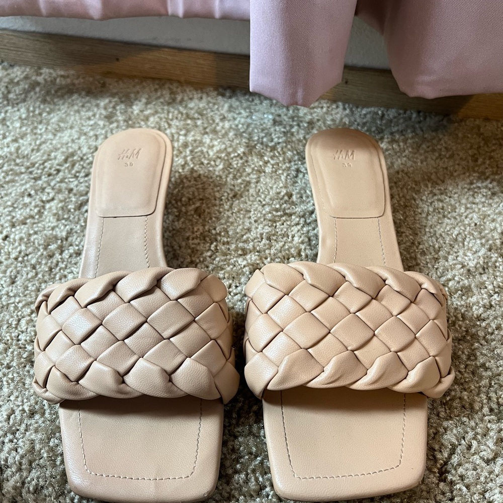 Kitten heel sandal